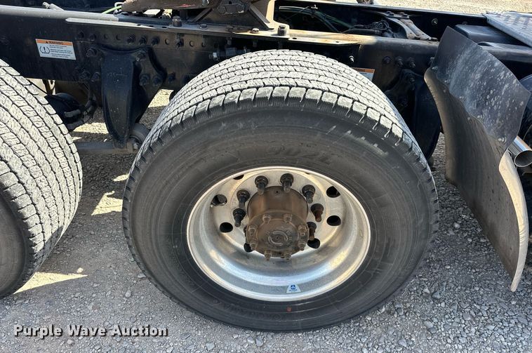 image for item EK0587 2020 Freightliner Cascadia 126 semi truck