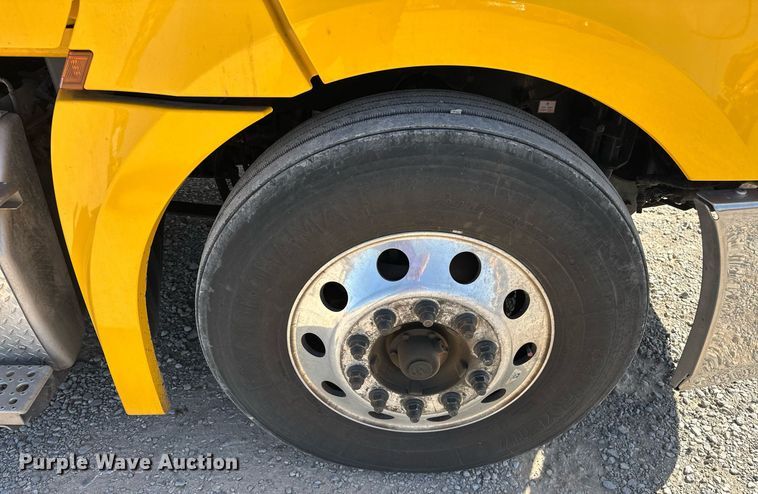 image for item EK0587 2020 Freightliner Cascadia 126 semi truck