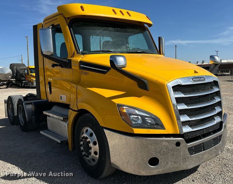 image for item EK0588 2021 Freightliner Cascadia 126 semi truck