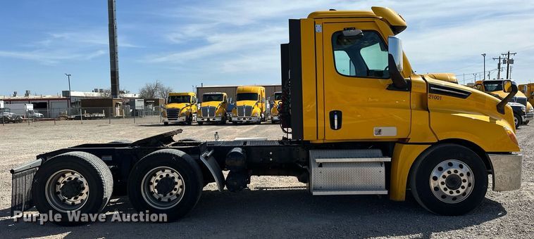 image for item EK0588 2021 Freightliner Cascadia 126 semi truck