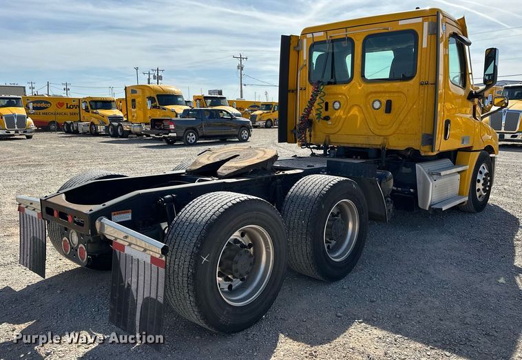 image for item EK0588 2021 Freightliner Cascadia 126 semi truck