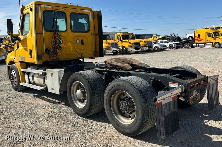 image for item EK0588 2021 Freightliner Cascadia 126 semi truck