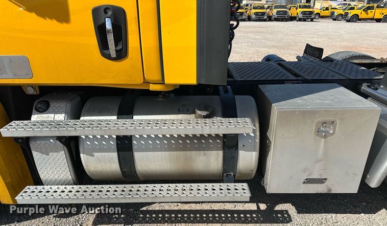 image for item EK0588 2021 Freightliner Cascadia 126 semi truck