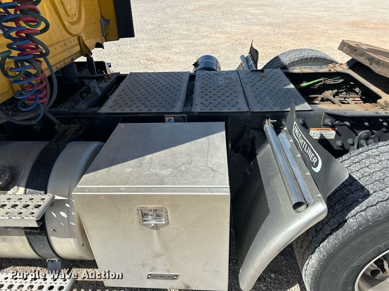 image for item EK0588 2021 Freightliner Cascadia 126 semi truck