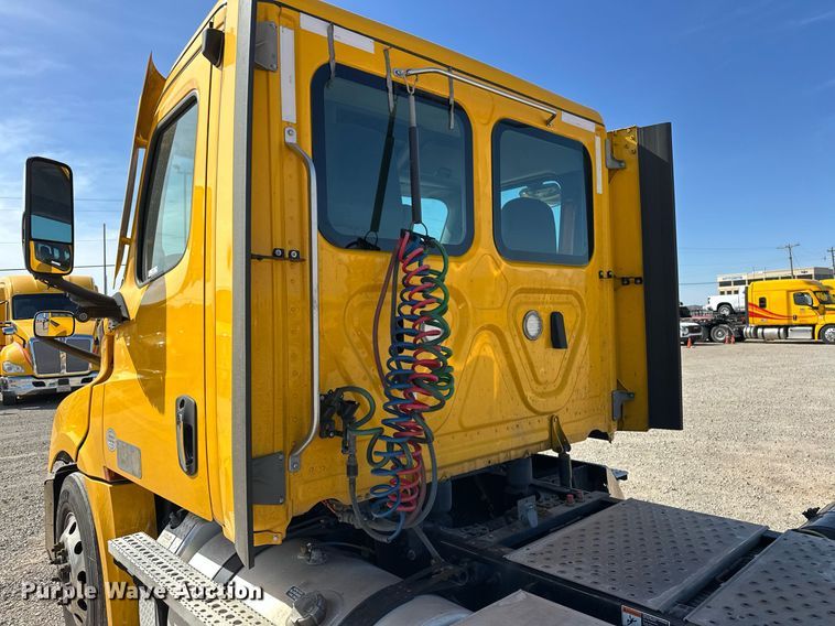 image for item EK0588 2021 Freightliner Cascadia 126 semi truck