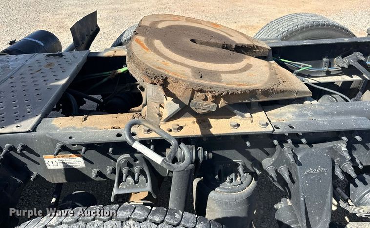 image for item EK0588 2021 Freightliner Cascadia 126 semi truck