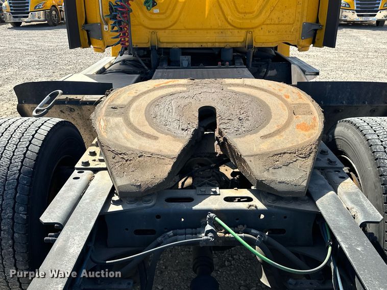 image for item EK0588 2021 Freightliner Cascadia 126 semi truck