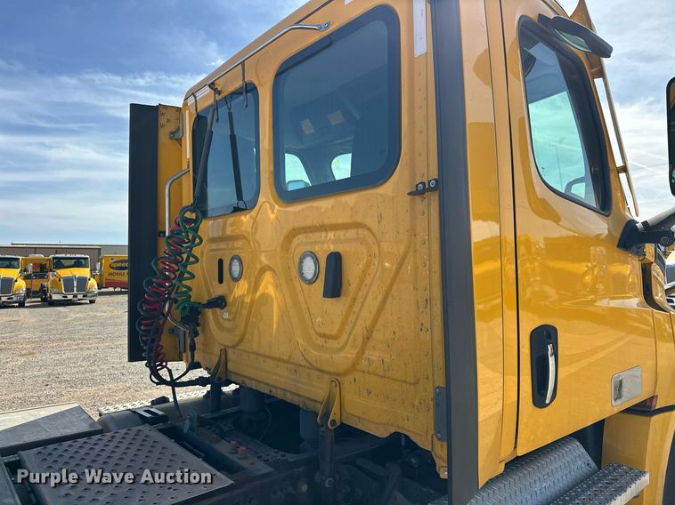 image for item EK0588 2021 Freightliner Cascadia 126 semi truck