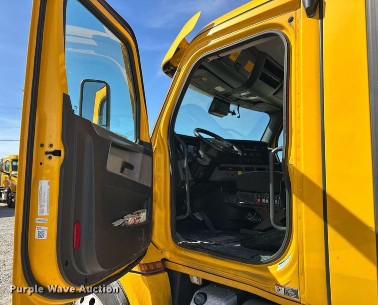 image for item EK0588 2021 Freightliner Cascadia 126 semi truck