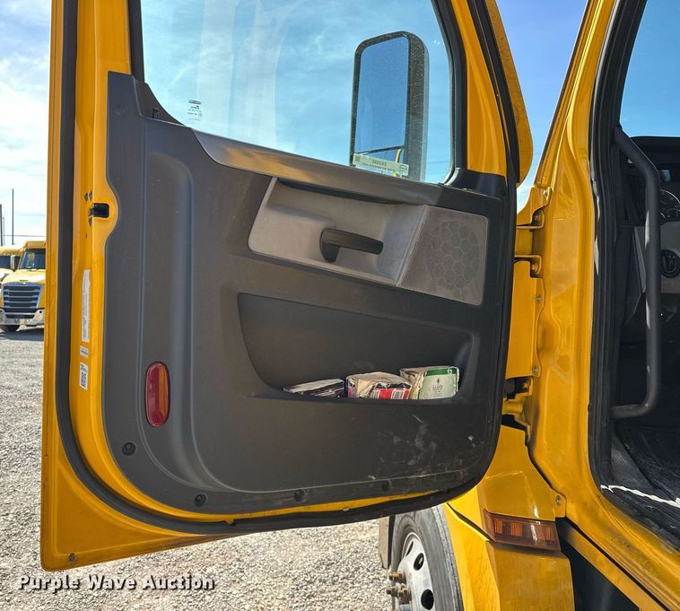 image for item EK0588 2021 Freightliner Cascadia 126 semi truck