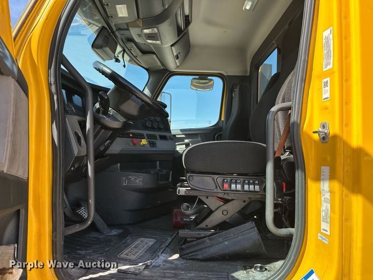 image for item EK0588 2021 Freightliner Cascadia 126 semi truck