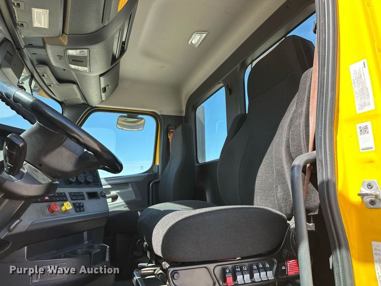 image for item EK0588 2021 Freightliner Cascadia 126 semi truck