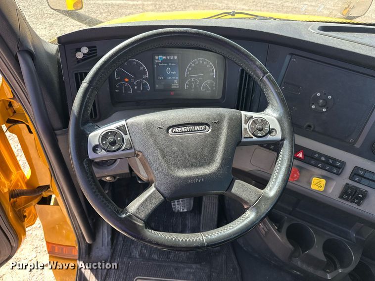 image for item EK0588 2021 Freightliner Cascadia 126 semi truck