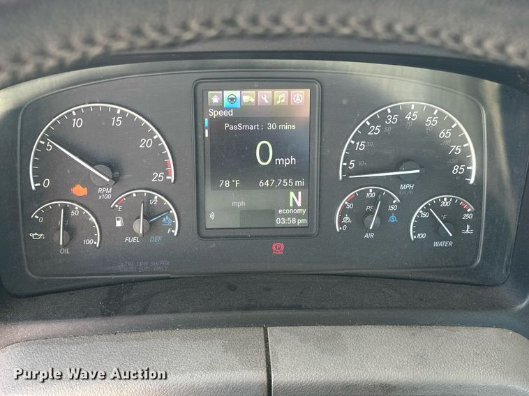 image for item EK0588 2021 Freightliner Cascadia 126 semi truck