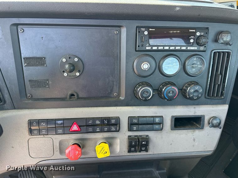 image for item EK0588 2021 Freightliner Cascadia 126 semi truck