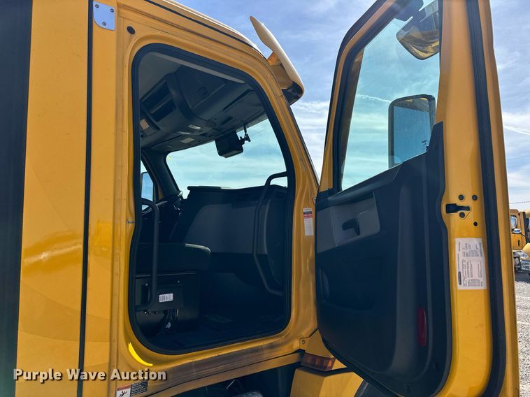 image for item EK0588 2021 Freightliner Cascadia 126 semi truck