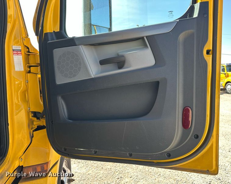 image for item EK0588 2021 Freightliner Cascadia 126 semi truck