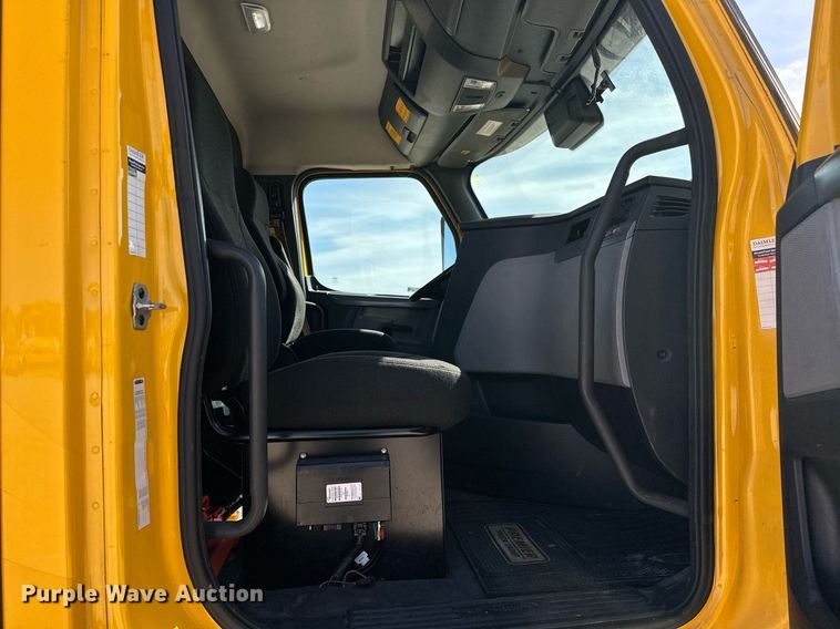 image for item EK0588 2021 Freightliner Cascadia 126 semi truck