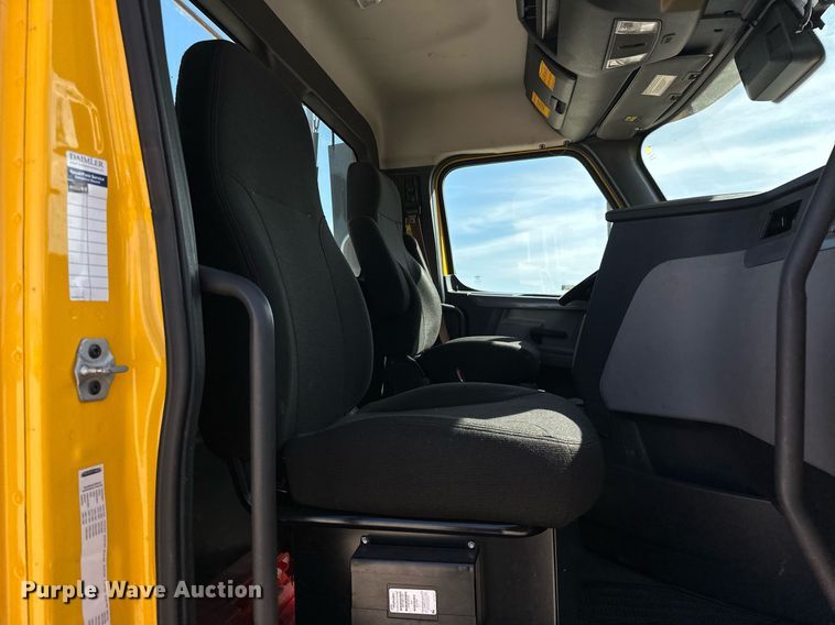 image for item EK0588 2021 Freightliner Cascadia 126 semi truck