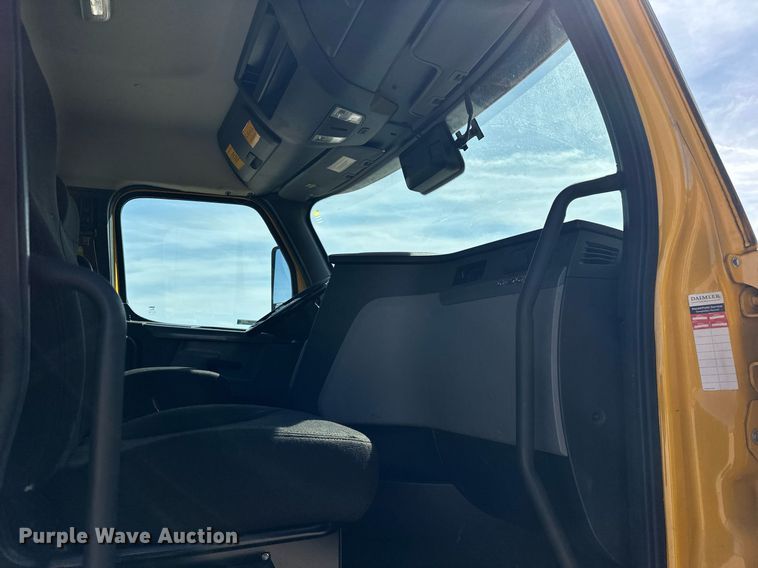 image for item EK0588 2021 Freightliner Cascadia 126 semi truck