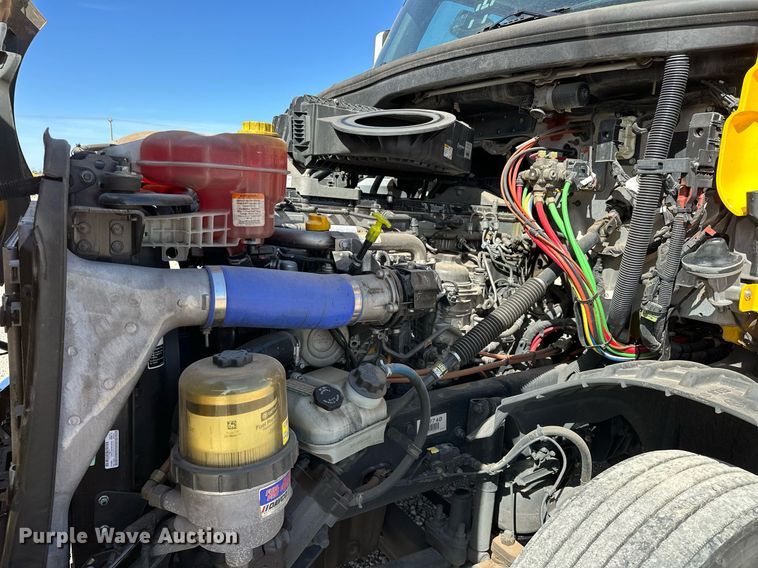 image for item EK0588 2021 Freightliner Cascadia 126 semi truck