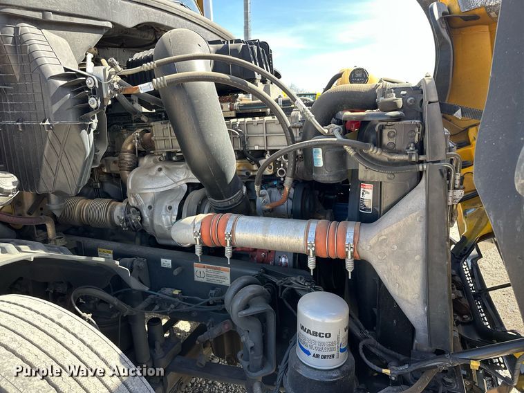 image for item EK0588 2021 Freightliner Cascadia 126 semi truck