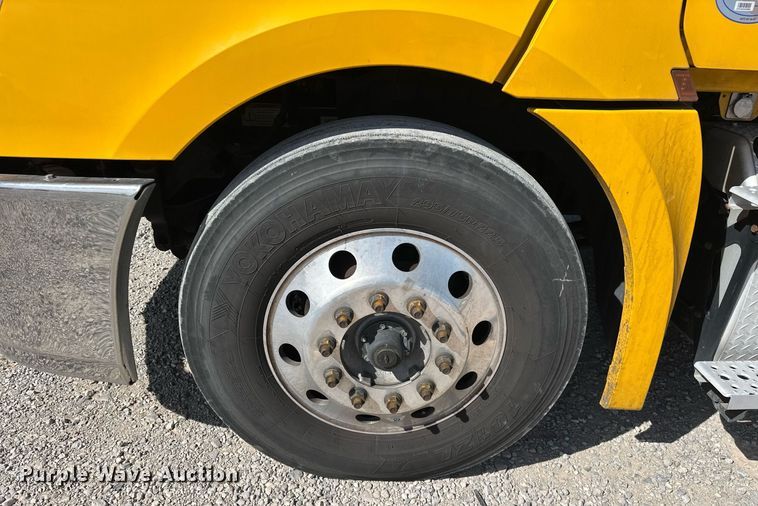 image for item EK0588 2021 Freightliner Cascadia 126 semi truck