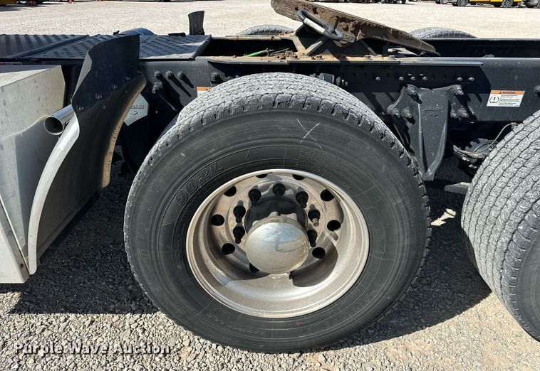 image for item EK0588 2021 Freightliner Cascadia 126 semi truck