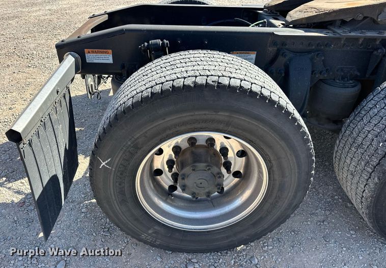 image for item EK0588 2021 Freightliner Cascadia 126 semi truck