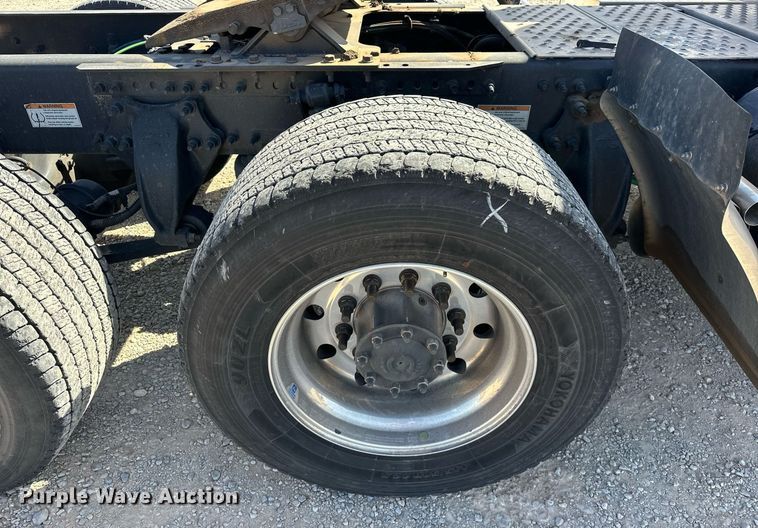 image for item EK0588 2021 Freightliner Cascadia 126 semi truck