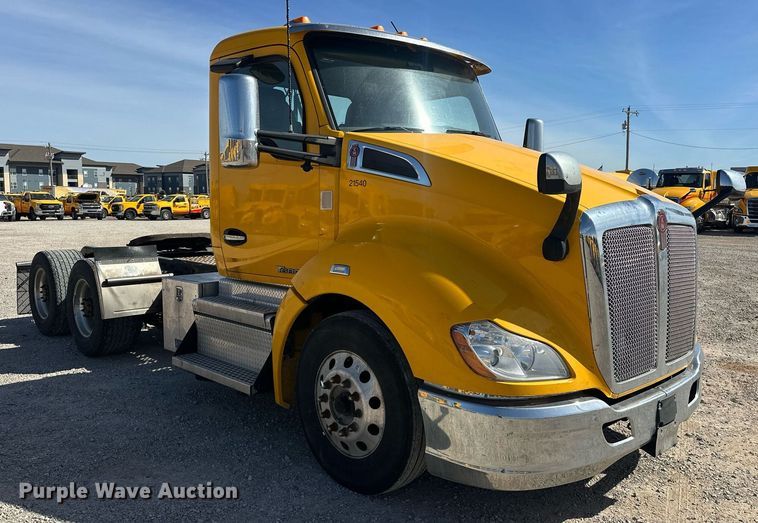 image for item EK0589 2021 Kenworth T680 semi truck