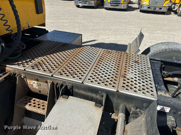 image for item EK0589 2021 Kenworth T680 semi truck