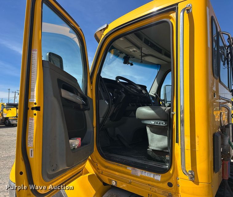 image for item EK0589 2021 Kenworth T680 semi truck