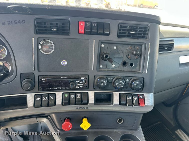 image for item EK0589 2021 Kenworth T680 semi truck