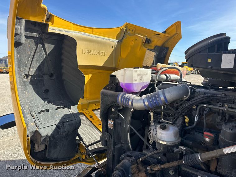 image for item EK0589 2021 Kenworth T680 semi truck