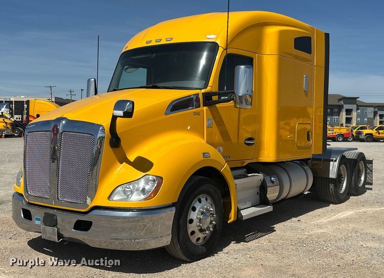 image for item EK0590 2019 Kenworth T680 semi truck