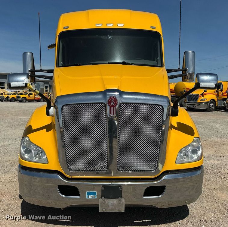 image for item EK0590 2019 Kenworth T680 semi truck