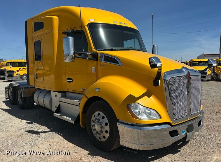 image for item EK0590 2019 Kenworth T680 semi truck