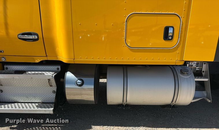 image for item EK0590 2019 Kenworth T680 semi truck