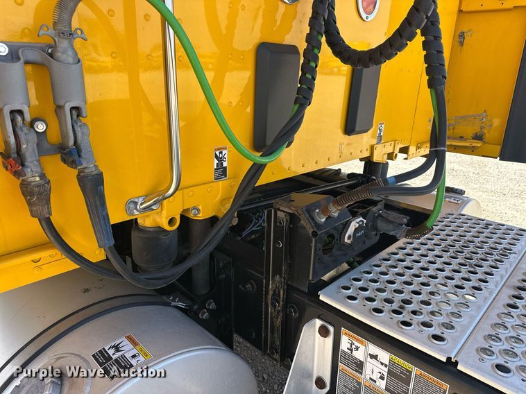 image for item EK0590 2019 Kenworth T680 semi truck