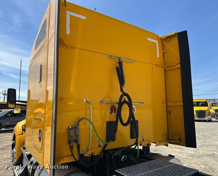 image for item EK0590 2019 Kenworth T680 semi truck