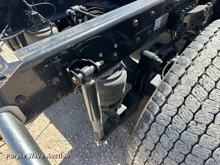 image for item EK0590 2019 Kenworth T680 semi truck