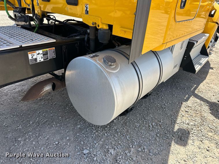 image for item EK0590 2019 Kenworth T680 semi truck