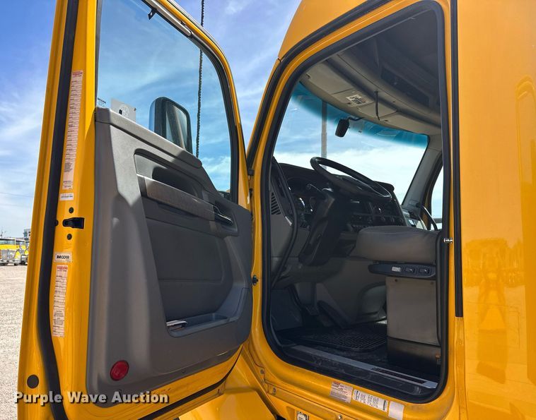 image for item EK0590 2019 Kenworth T680 semi truck