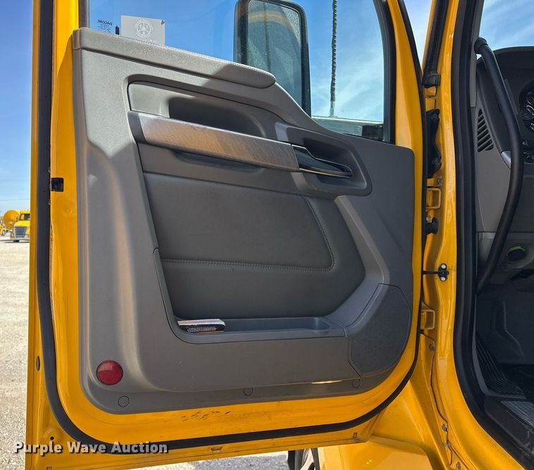 image for item EK0590 2019 Kenworth T680 semi truck