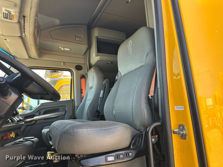 image for item EK0590 2019 Kenworth T680 semi truck