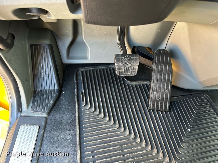 image for item EK0590 2019 Kenworth T680 semi truck