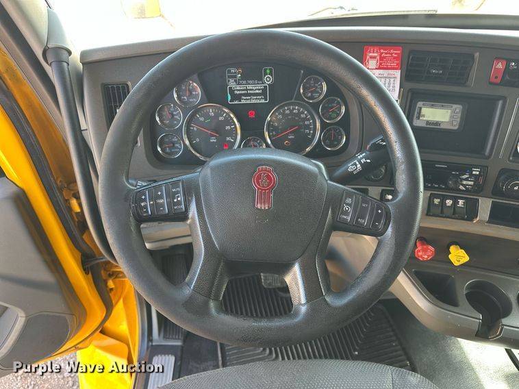 image for item EK0590 2019 Kenworth T680 semi truck