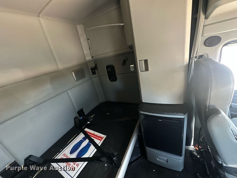 image for item EK0590 2019 Kenworth T680 semi truck