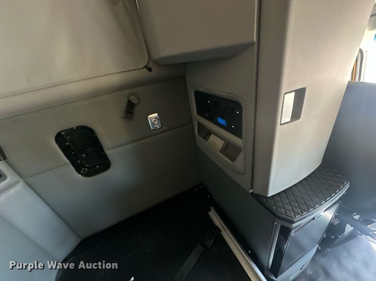 image for item EK0590 2019 Kenworth T680 semi truck